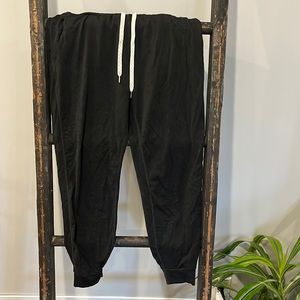 Vuori Cropped Performance Joggers